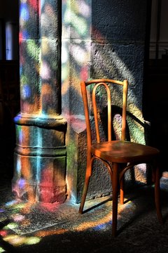 lumi&egrave;re de vitrail dans une &eacute;glise