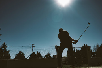 Swing de golf en mitad del pueblo