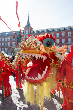 Celebración del año nuevo chino en la Plaza Mayor de Madrid, escena con dragón
