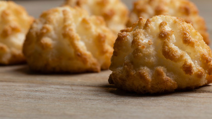 Pasticcini  di mandorle su tavolo