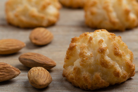 Pasticcini  di mandorle su tavolo