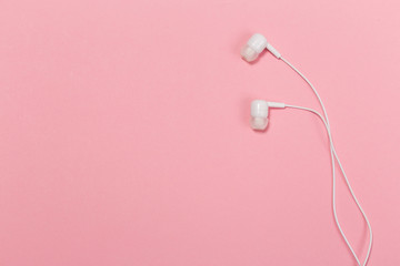 Obraz premium Headphones on pastel background. White headphones on a pink background.