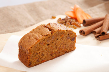 Slice Cake with Carrot, Cinnamon and Pecan