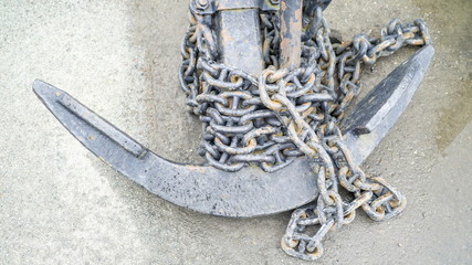 10652_The_anchor_with_lots_of_chains.jpg