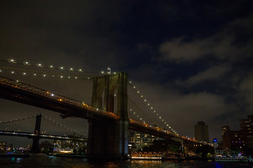 Obraz premium Brooklyn Bridge i Manhattan at night