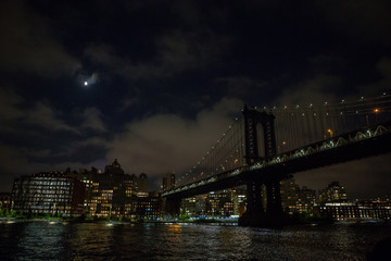 Fototapeta na wymiar brooklyn bridge and manhattan at night