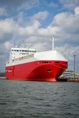 Fototapeta premium Riesiges Containerschiff liegt im Hafen