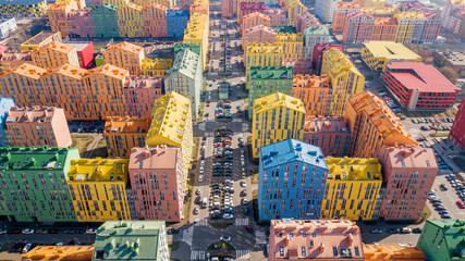 Panorama-Luftbild von bunten (rot, grün, blau, gelb) Gebäuden auf der Stadtstraße. Drohnenschuss