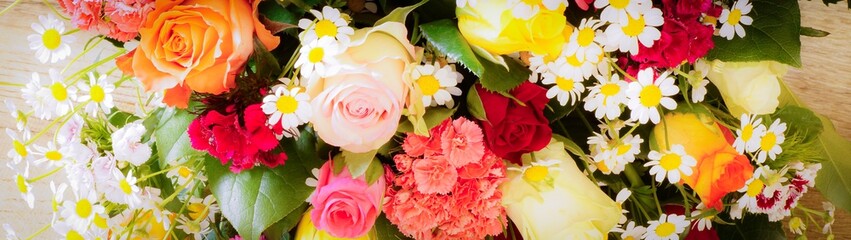 Bunter Blumenstrauß schön gebunden