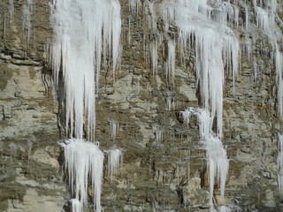 Eiszapfen an Berghang