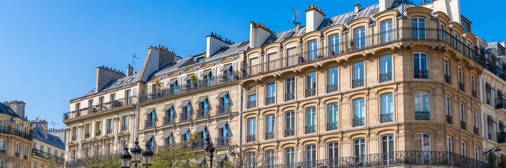 Fototapeta na wymiar Paris, beautiful building in the Marais, typical parisian facade and windows