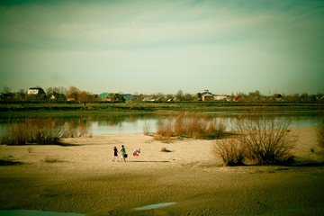 two mims man and woman go away a sandy wasteland with balloons