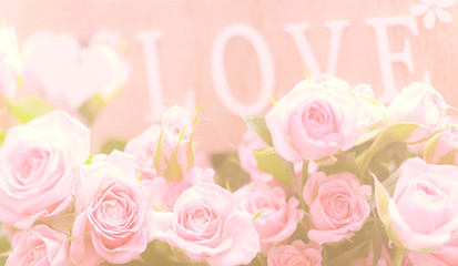 LOVE, Dekoration mit Rosen
