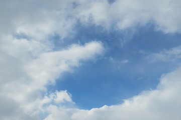 Obraz premium Beautiful fluffy clouds in blue sky, natural cloudscape