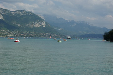 Fototapeta na wymiar Lac d'Annecy nuageux