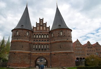 Fototapeta na wymiar Holstentor à Lübeck, Allemagne