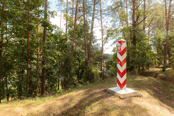 słup graniczny w lesie
