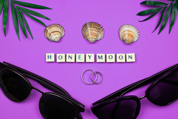 Flat lay, napis honeymoon ułożony z literek, podróż poślubna © Nicoletta