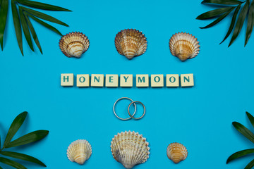 Flat lay, napis honeymoon ułożony z literek, podróż poślubna © Nicoletta
