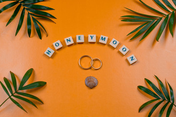 Flat lay, napis honeymoon ułożony z literek, podróż poślubna © Nicoletta