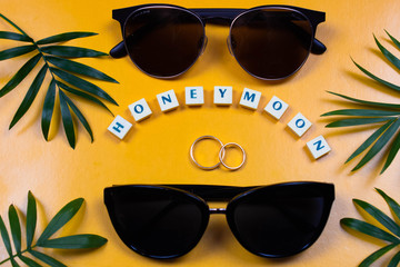 Flat lay, napis honeymoon ułożony z literek, podróż poślubna © Nicoletta