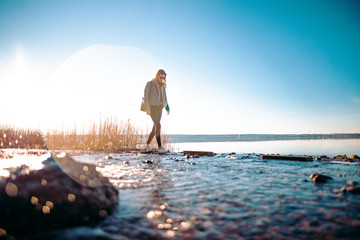 Spaziergang am See im Sonnenuntergang junge Frau Entspannung