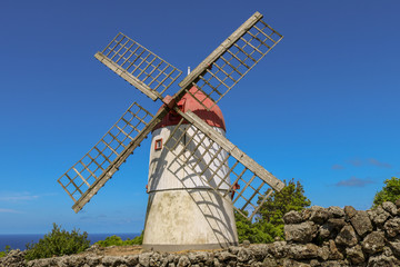 Moinho de vento típico da ilha graciosa, Açores, Portugal