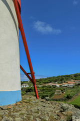 Vista de um moinho  de vento na ilha Graciosa, A&ccedil;ores, Portugal.