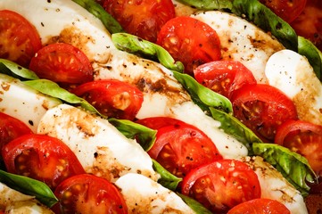 Tomaten - Mozarella - mit Basilikum  