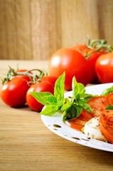 Frische Tomaten mit Basilikum und Mozarella