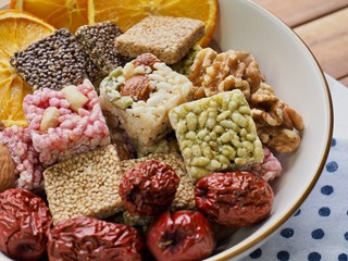 한국의 전통과자 강정과 아몬드, 대추, 말린 오렌지, 호두