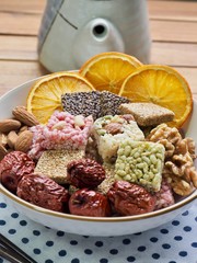 한국의 전통과자 강정과 아몬드, 대추, 말린 오렌지, 호두