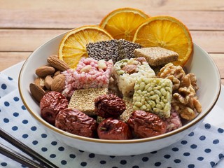 한국의 전통과자 강정과 아몬드, 대추, 말린 오렌지, 호두