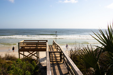 Obraz premium Looking out to the ocean down a wooden walkway