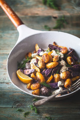 Salade de Pommes de Terre Grillées et Sauce Moutarde pour le Printemps. Frites de Pommes de Terre en Salade