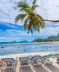 Fauteuils sur plage de Barbarons, Mahé, Seychelles 