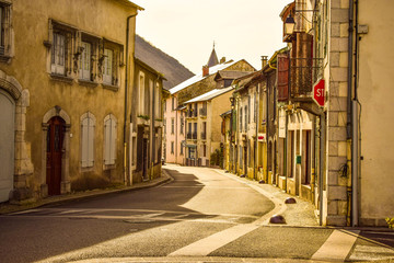 Fototapeta na wymiar pintoresca calle de un pueblo en la provensa