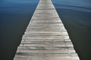 Obraz premium wooden bridge on sea