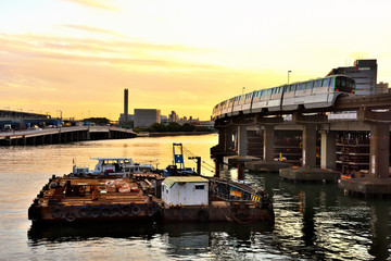Fototapeta na wymiar 京浜運河夕景とモノレール