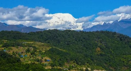 Fotobehang Makalu Panoramisch uitzicht op de Makalu-berg op de achtergrond, rijstvelden en bossen op de voorgrond, Nepal