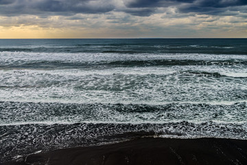 雲間の光と日本海