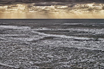 雲間の光と日本海