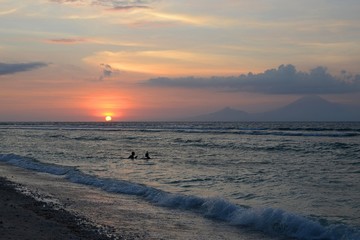 Fototapeta na wymiar Sunset on the island of Gili Trawangan, northwest of Lombok. View of the island of Bali