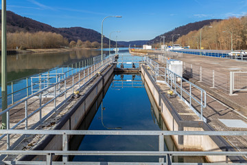 Fototapeta na wymiar Schleuse des Main Donau Kanals bei Kelheim, Bayern, Deutschland