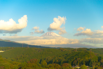 Obraz premium 裾野市から見た雲の多い日本の富士山