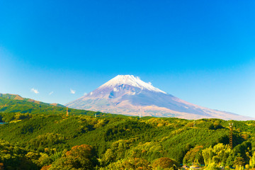 裾野市から見た日本の富士山　雪が溶けかかっている