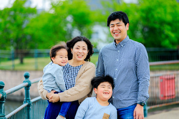 4人家族の屋外ポートレート