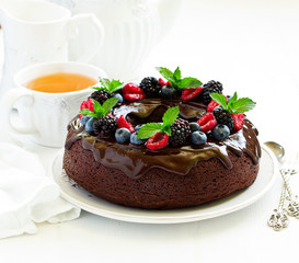 Chocolate cake with glaze and fresh berries