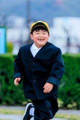元気よく走る男の子