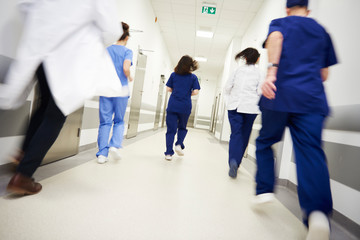Obraz premium Group of doctors in a hurry